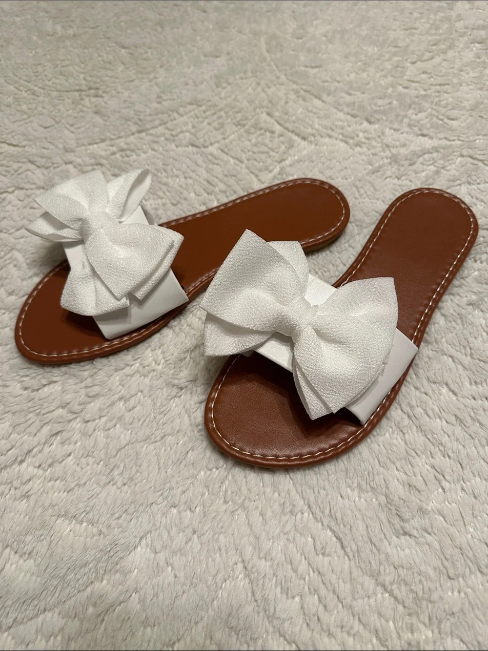 New White Bow Slide Sandals on Brown Footbed. Size 9
